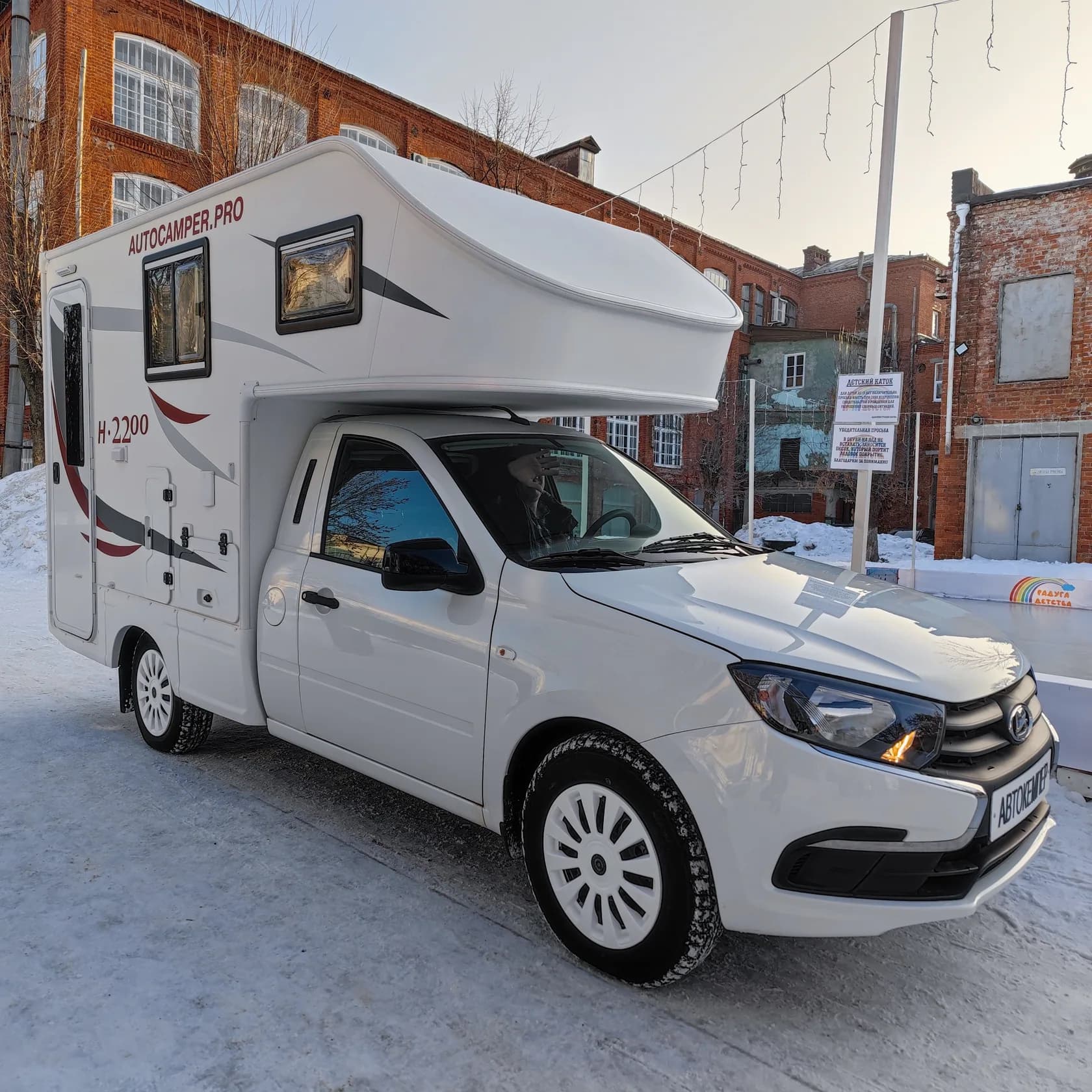Автодом HELIX 2200 - вид спереди сбоку