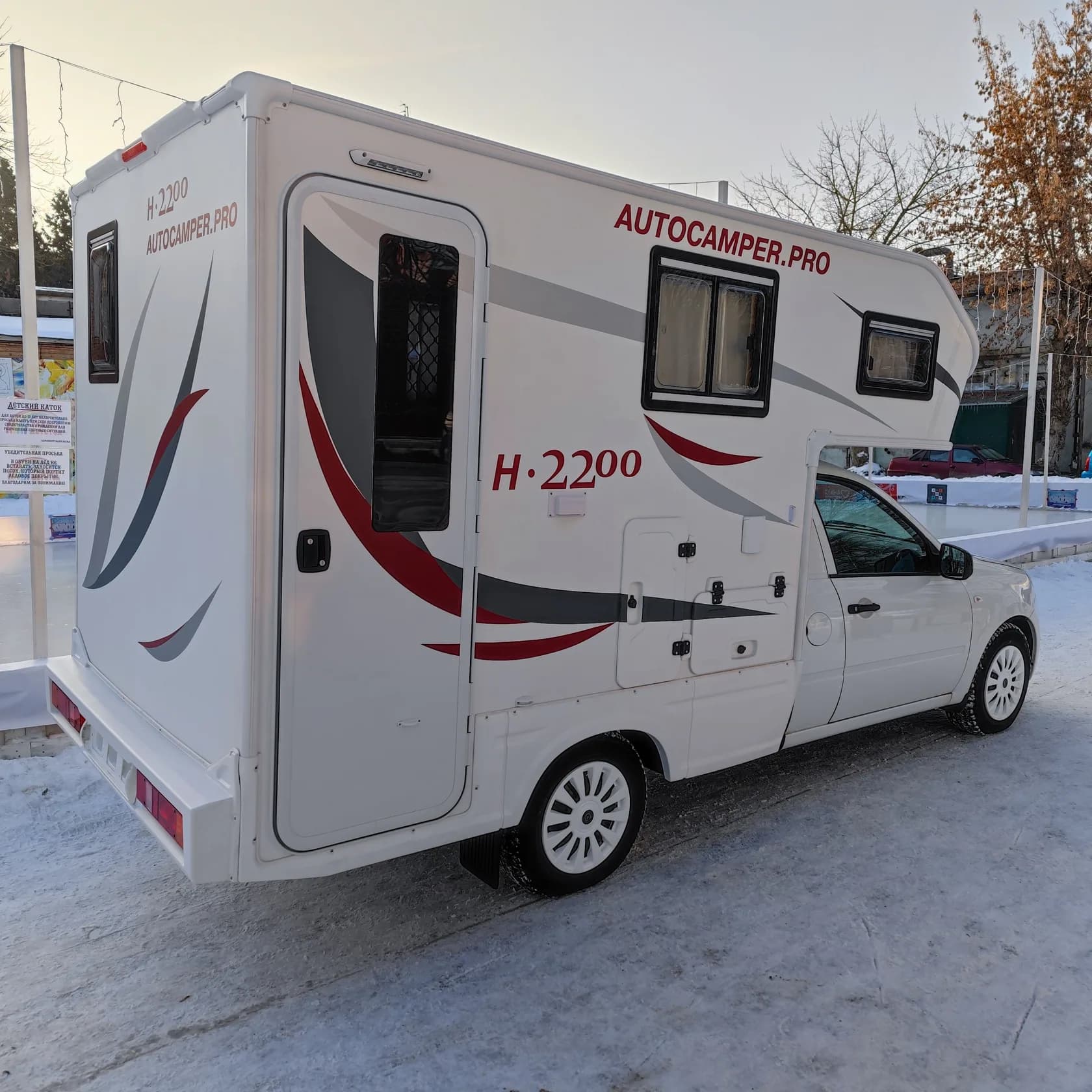 Автодом HELIX 2200 - жилой модуль и дверь