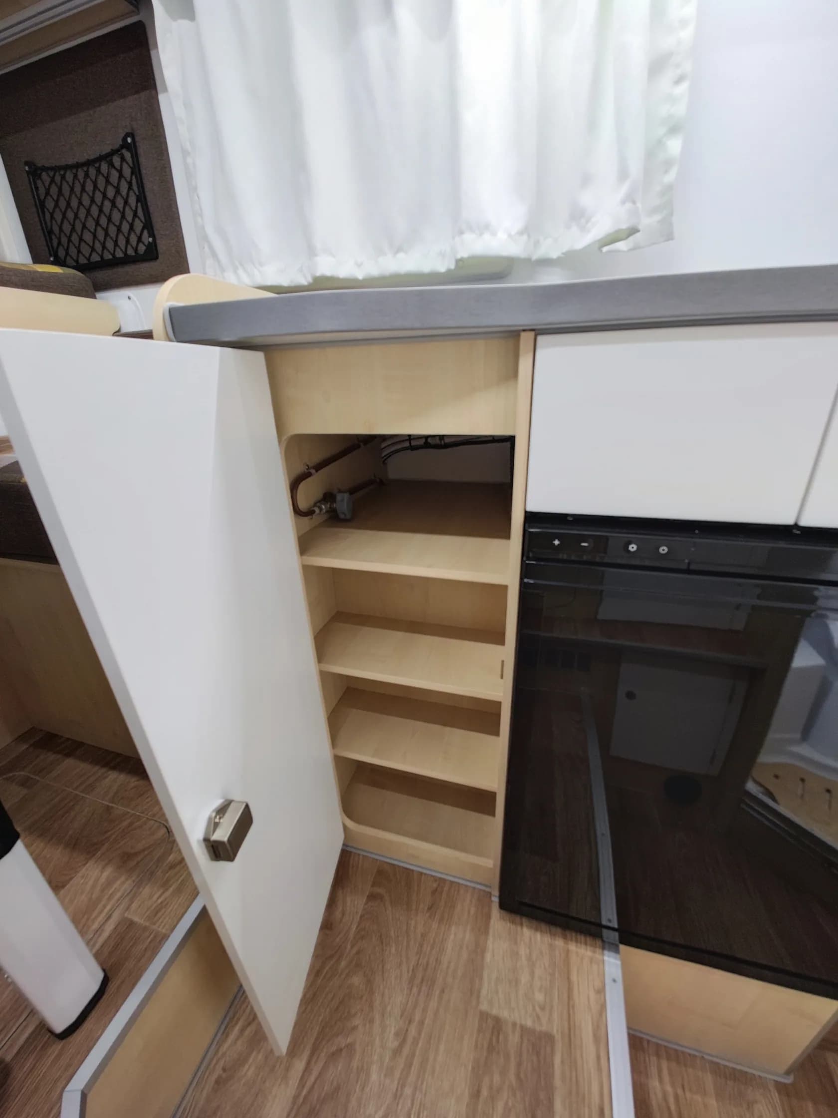 Автодом HELIX 2200 - кухонный блок внутри