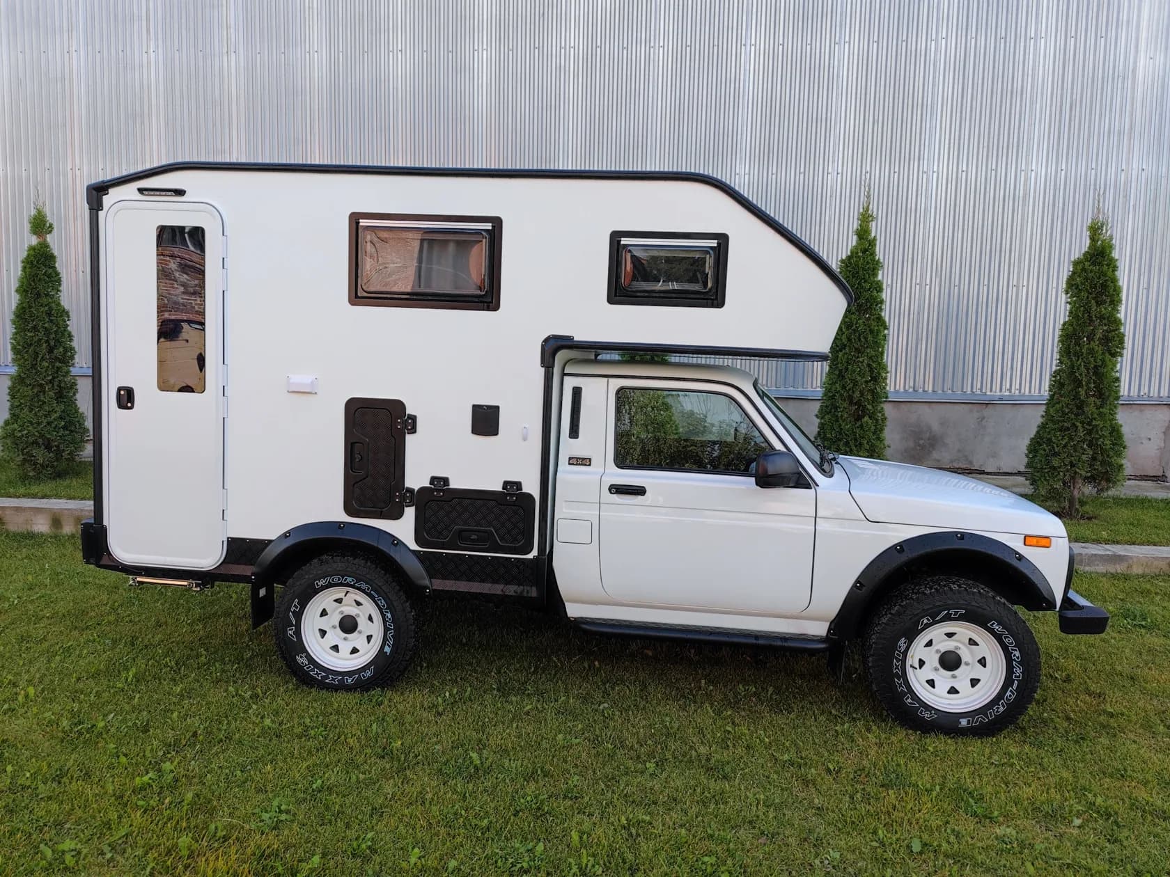 Автодом HELIX 2200 AWD - вид сбоку