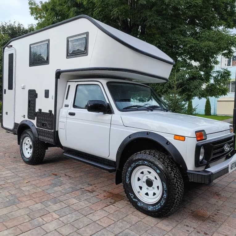 Автодом HELIX 2200 AWD - вид спереди сбоку