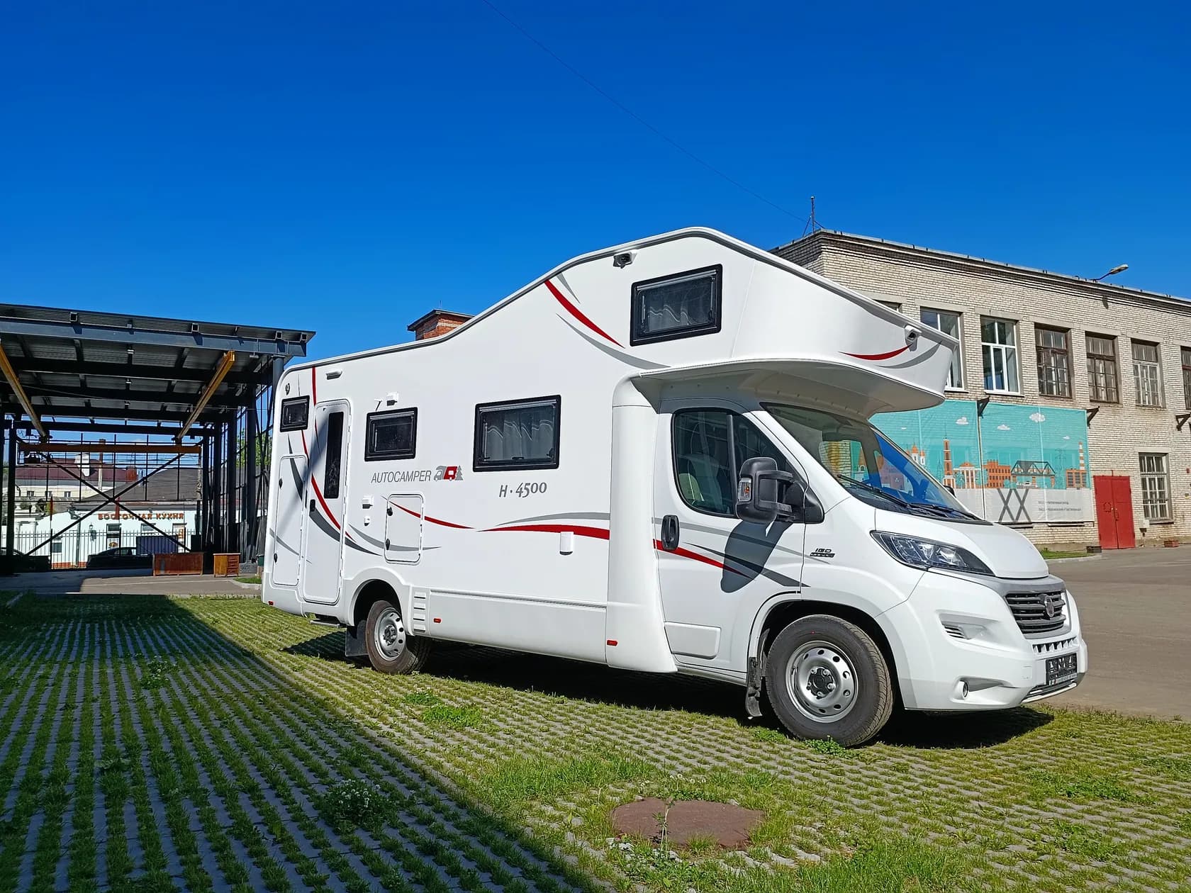 Автодом HELIX 4500 - вид спереди сбоку