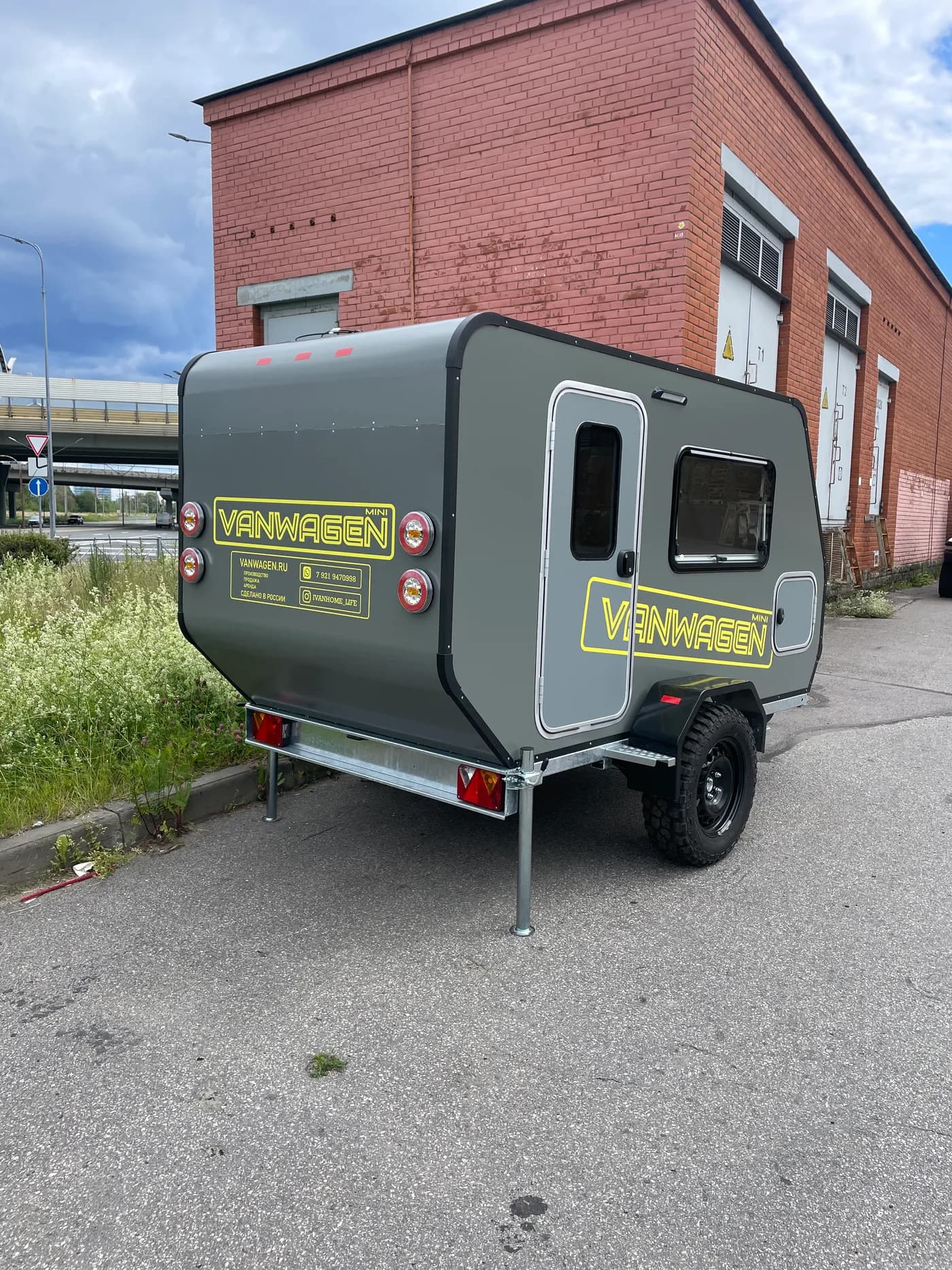 Прицеп-кемпер VANWAGEN MINI - вид сзади