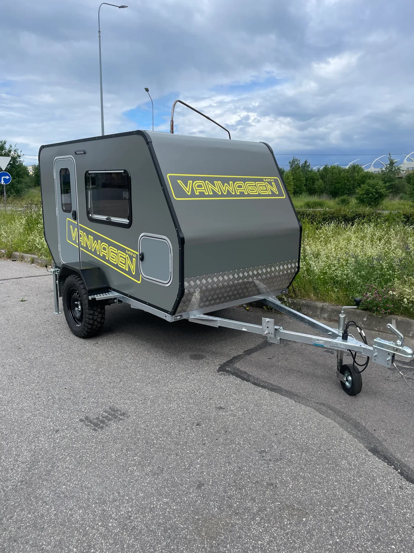 Прицеп-кемпер VANWAGEN MINI сбоку