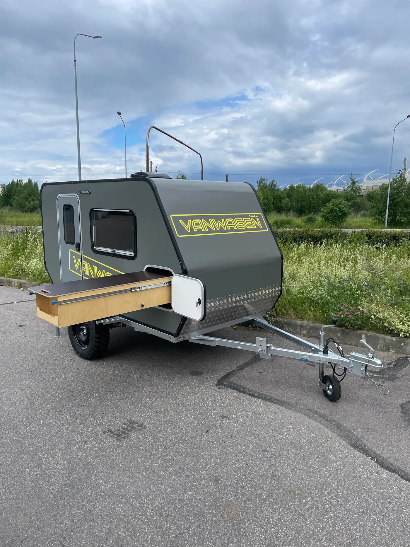 Прицеп-кемпер VANWAGEN MINI с выдвинутой кухней